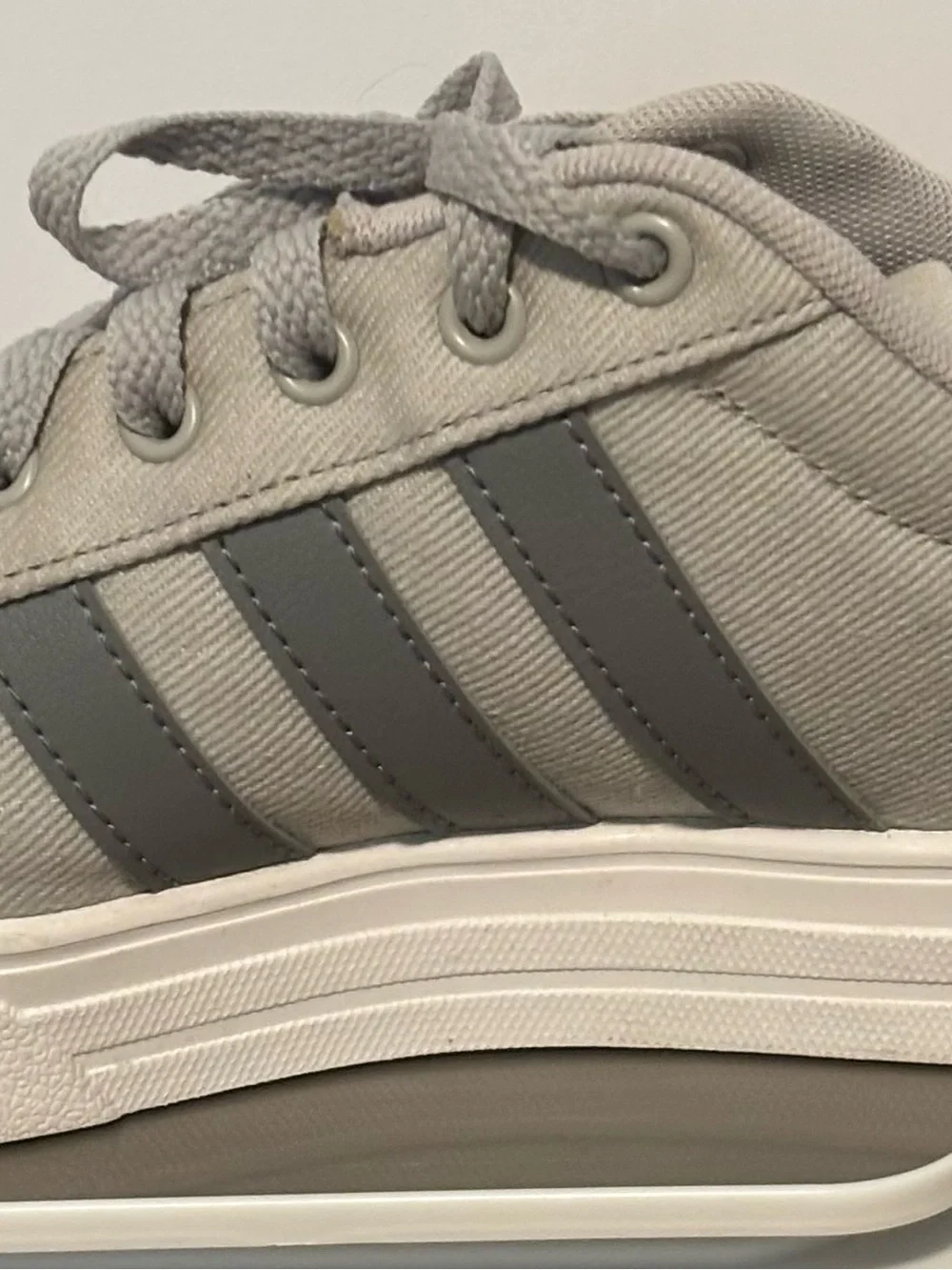 Adidas Men's Light Gray Canvas Casual Sneakers size 9.5